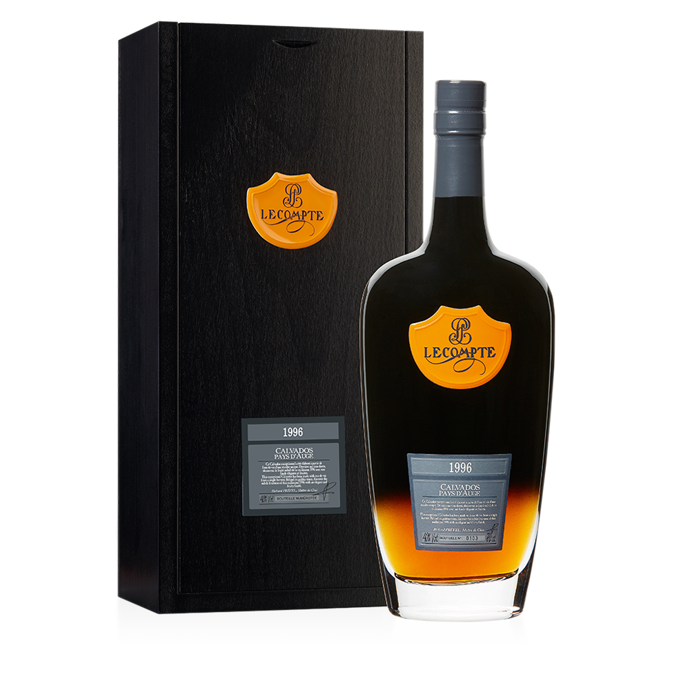Lecompte Calvados Pays d'Auge Millésime 1996 Jahrgangsflasche Geschenkbox 70 cl / 40 % Frankreich – Flasche mit Verpackung
