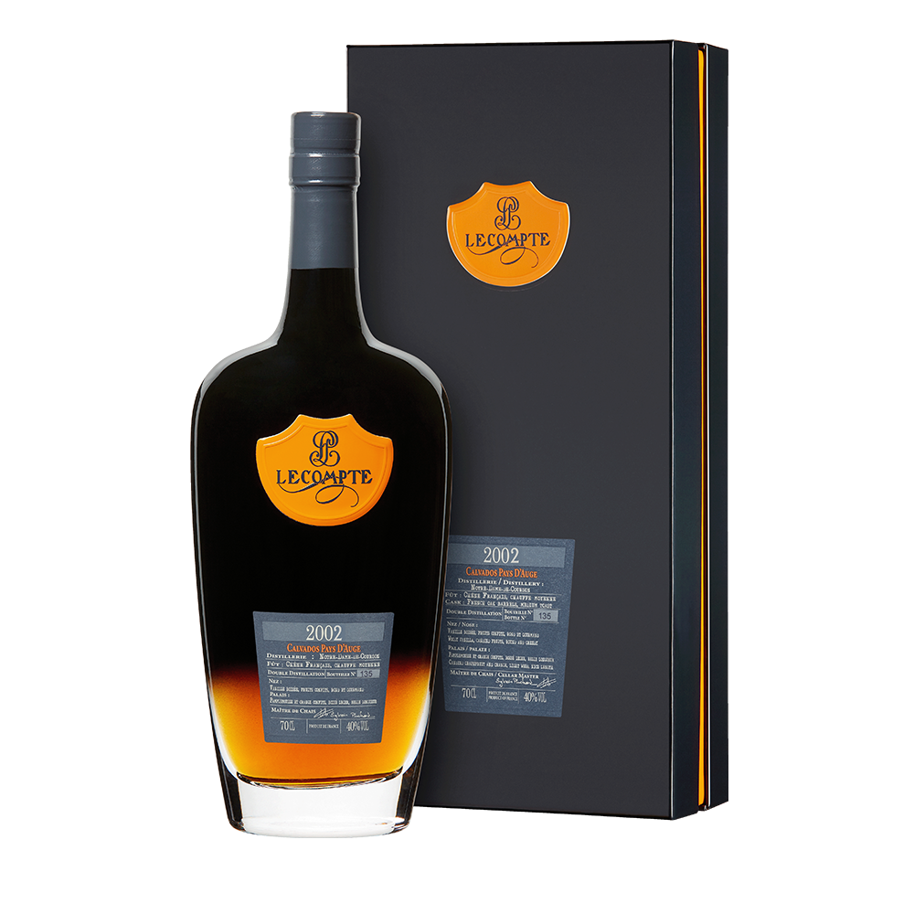 Lecompte Calvados Pays d'Auge Millésime 2002 Jahrgangsflasche Geschenkbox 70 cl / 40 % Frankreich – Flasche mit Verpackung