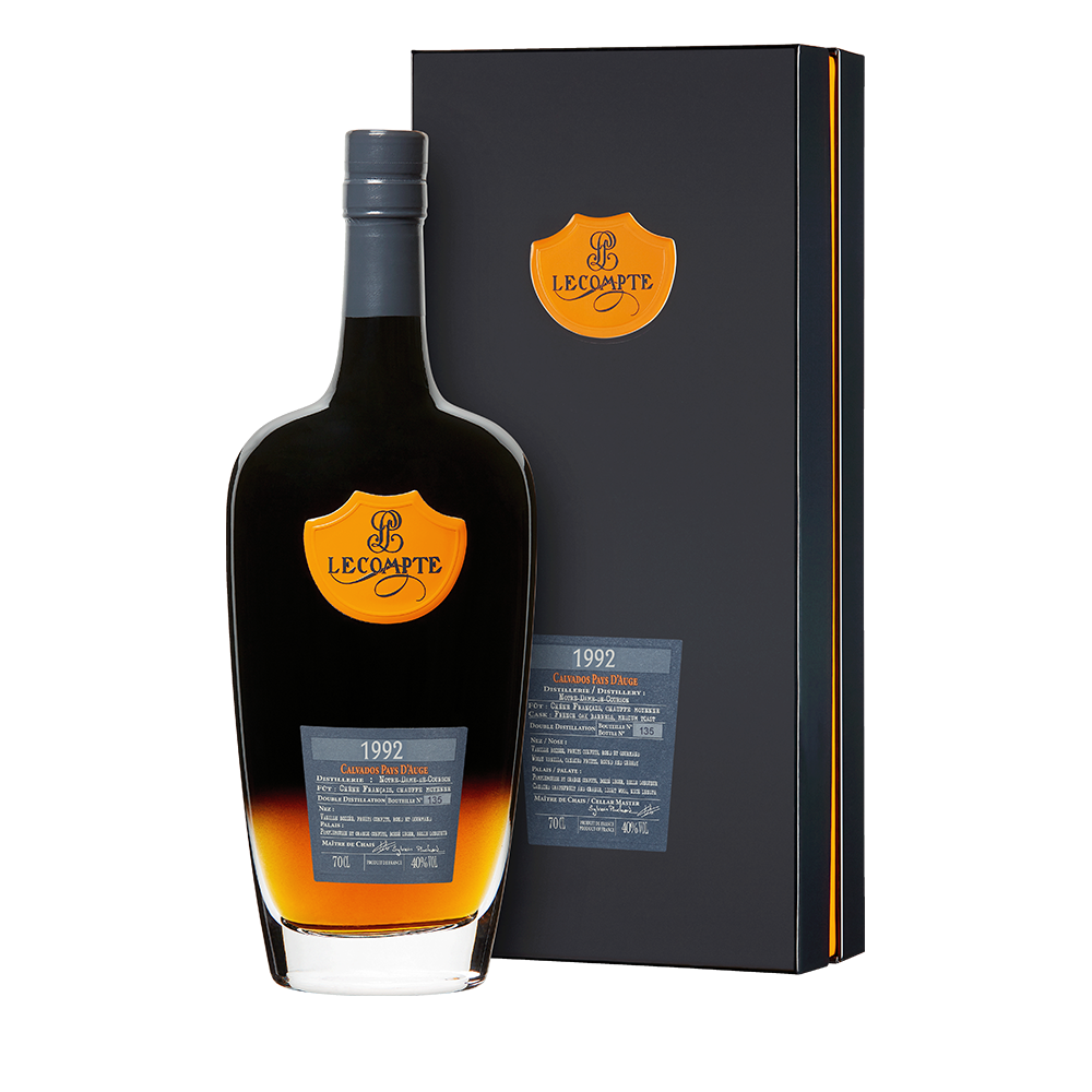 Lecompte Calvados Pays d'Auge Millésime 1992 Jahrgangsflasche Geschenkbox 70 cl / 40 % Frankreich – Flasche mit Verpackung