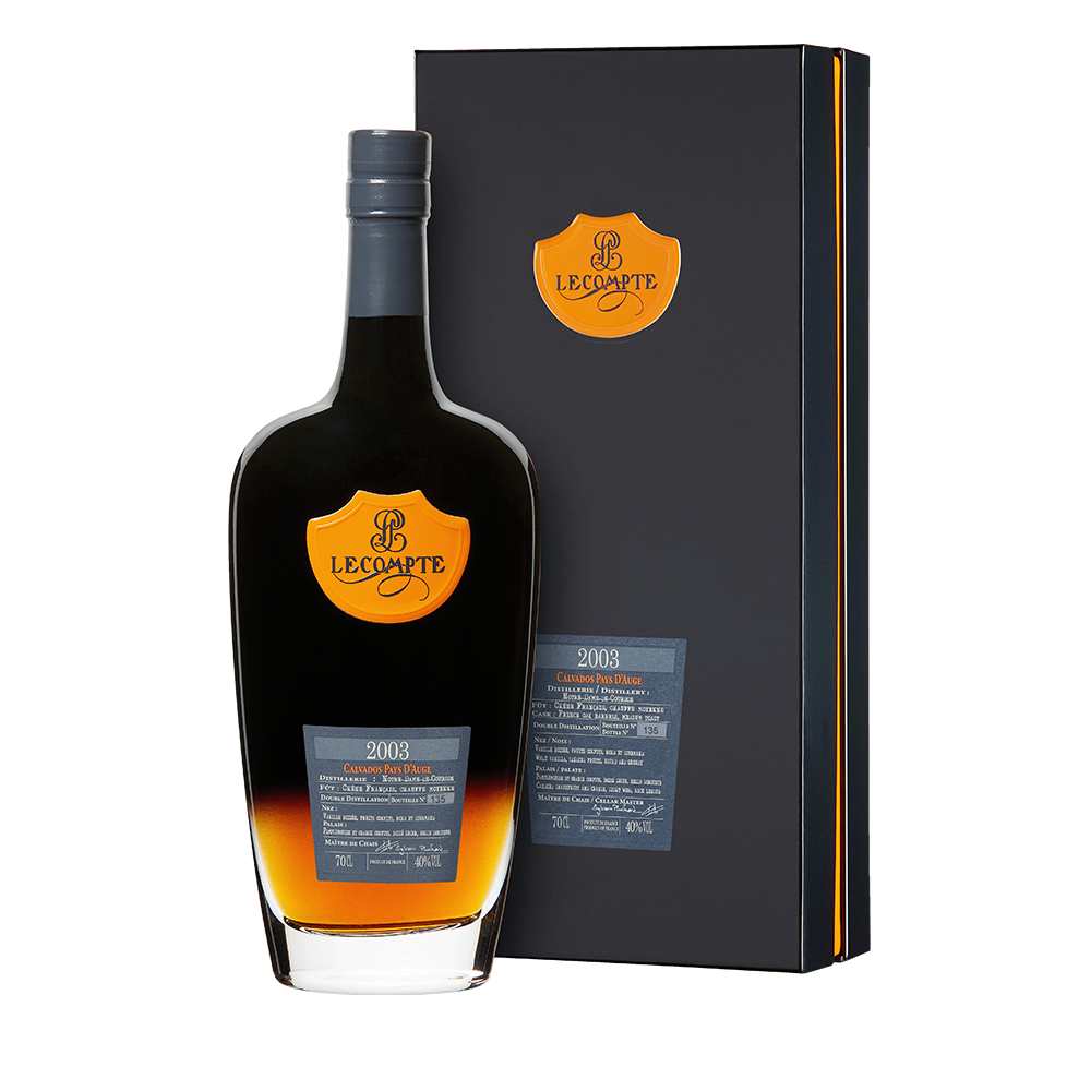 Lecompte Calvados Pays d'Auge Millésime 2003 Jahrgangsflasche Geschenkbox 70 cl / 40 % Frankreich – Flasche mit Verpackung