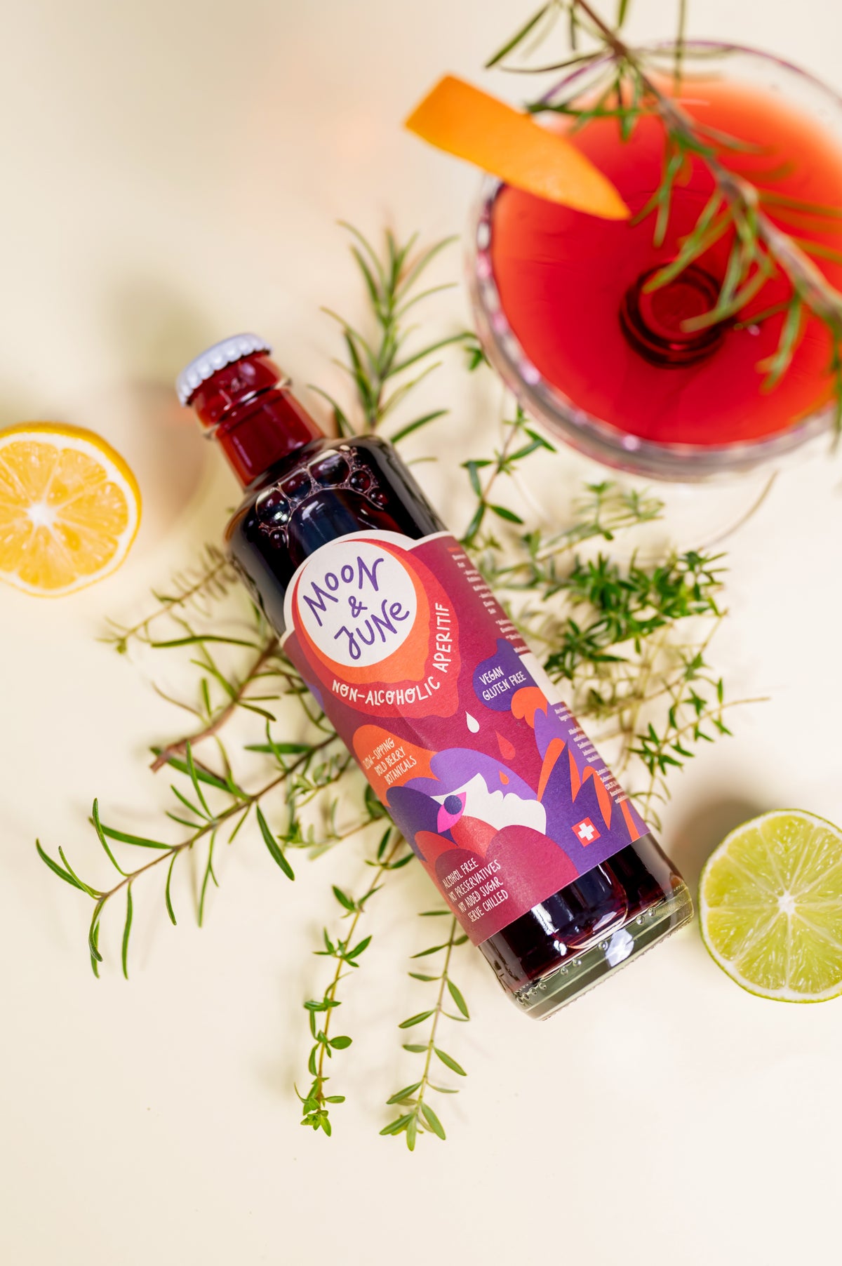 Moon & June Alkoholfreier Aperitif Cassis & Botanicals Kiste 24 x 250 ml Schweiz – Ansicht 2